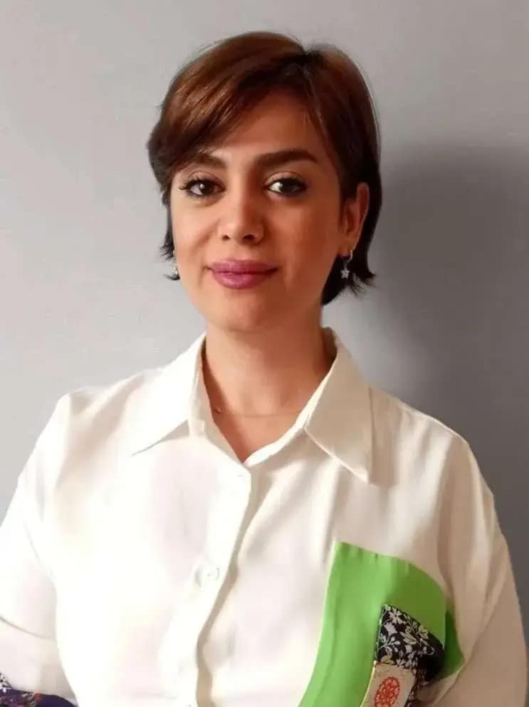 Sahar asadi in a white blouse, experienced recruiter and global hr leader.